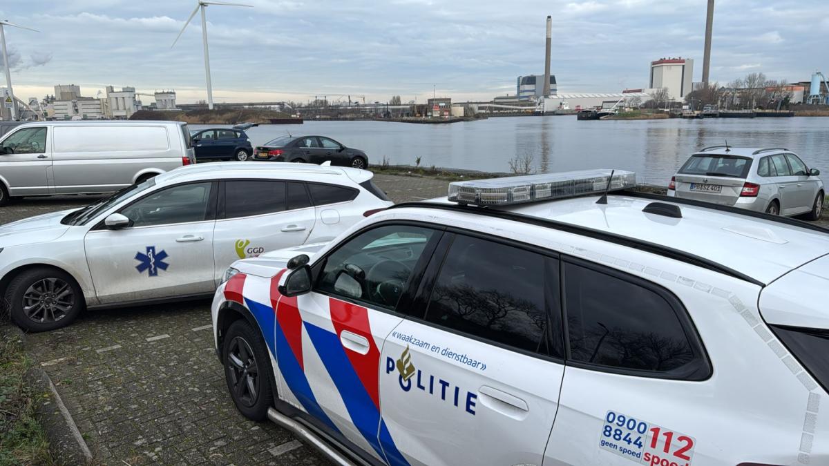 Politie doet onderzoek in IJmuiden na vondst dode in Noordzeekanaal