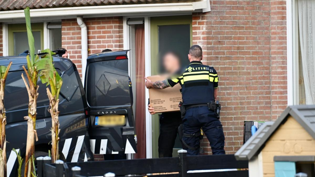 Politie haalt grote lading zwaar vuurwerk uit woning Opmeer, één persoon aanhouding