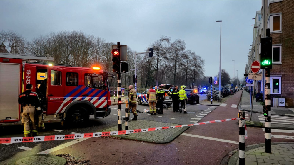 Fietser naar ziekenhuis na aanrijding met bestelbus | Autos uitgebrand op parkeerplaats. Fietser naar ziekenhuis na aanrijding met bestelbus | Autos uitgebrand op parkeerplaats.