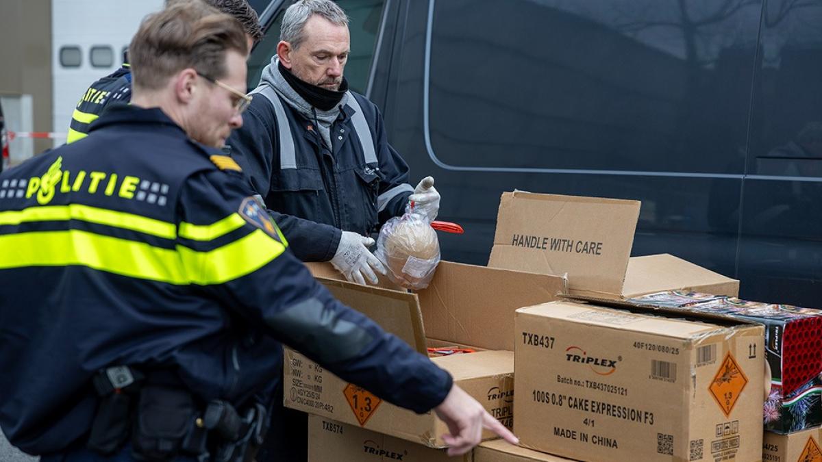 Duizend hennepplanten en 700 vuurwerk gevonden: 