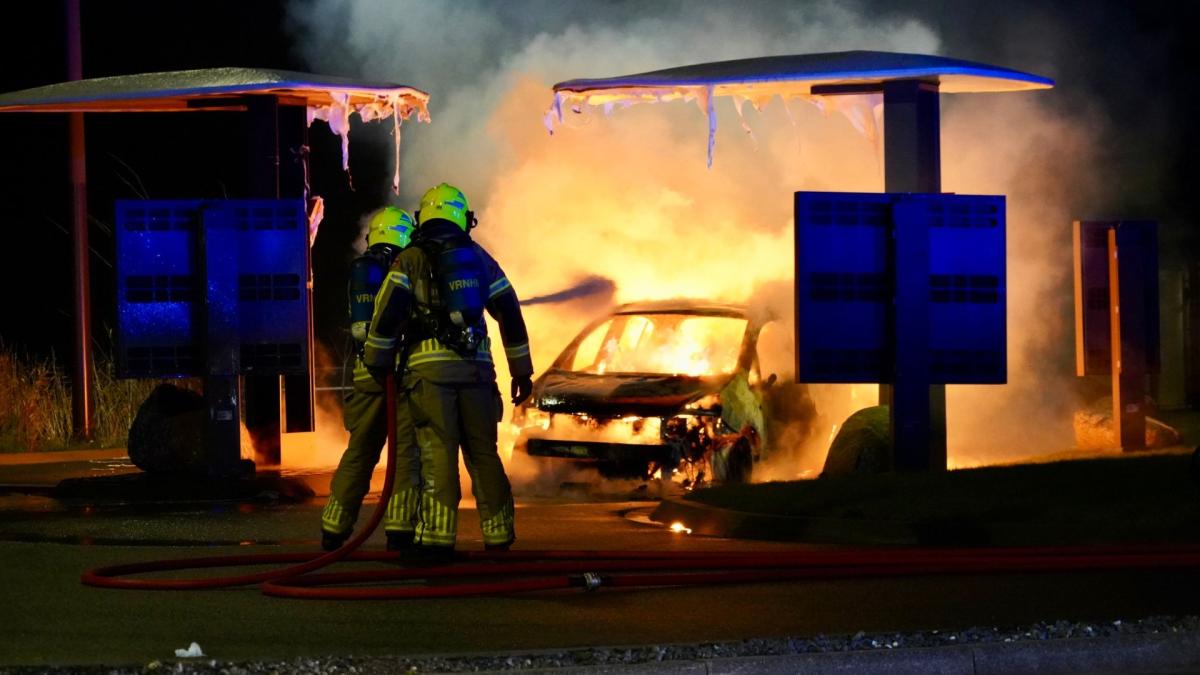 Auto vliegt in brand tijdens bestellen van burger bij drive-through