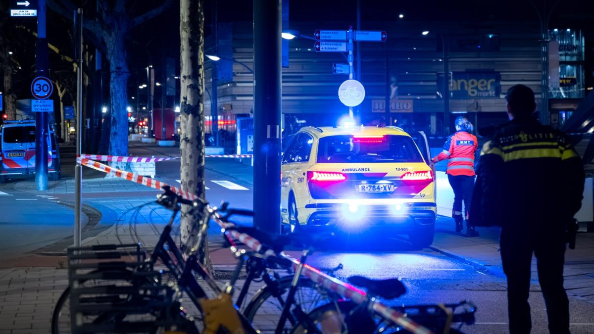 Man neergestoken in Amsterdam • Auto uitgebrand bij fastfoodrestaurant in Enkhuizen