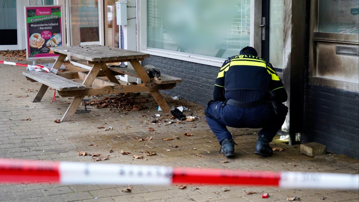 Drive-through weer open na uitgebrande auto • Loods vol vuurwerk aangetroffen in Amsterdam