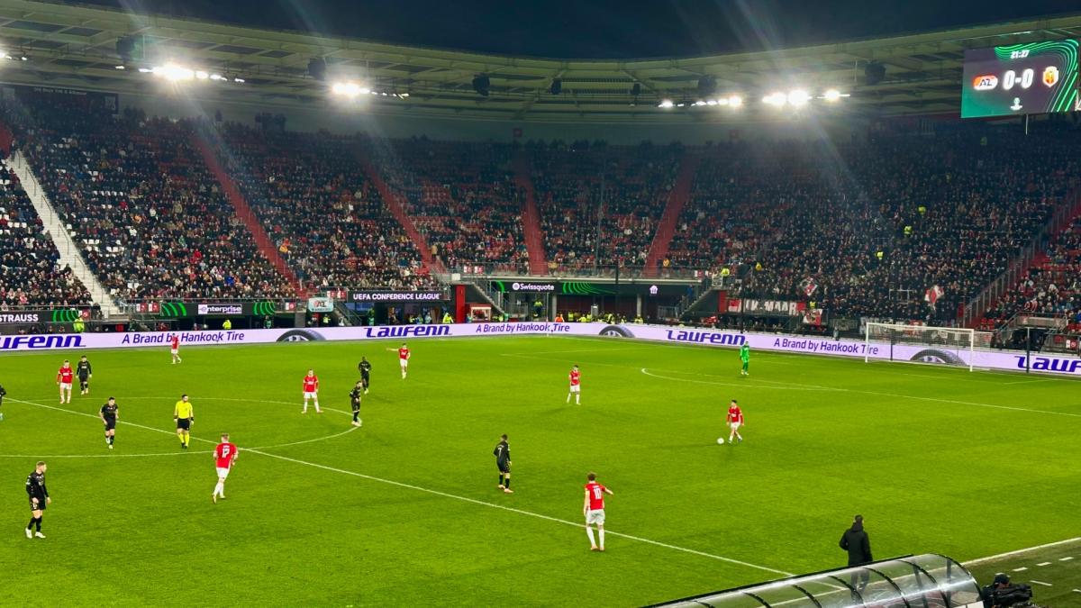 AZ begonnen aan laatste Europese groepsduel • FC Volendam heeft het moeilijk tegen Genemuiden