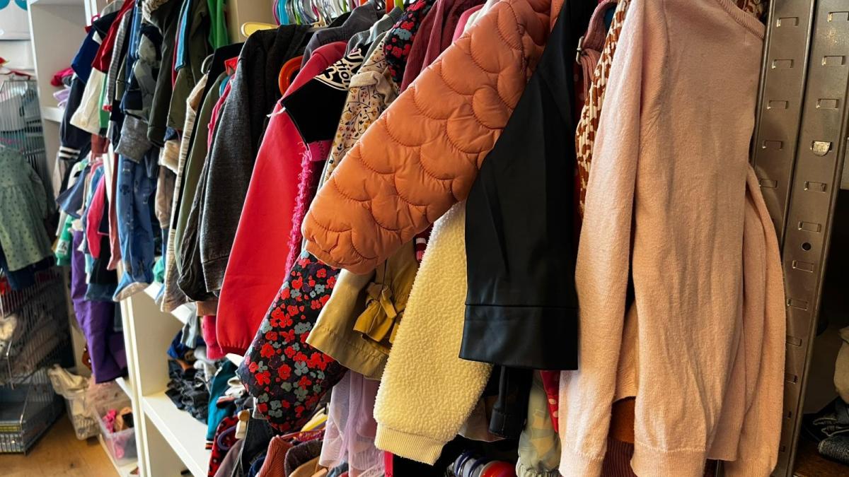 Duizenden kids voorzien van kleding, maar na 18 jaar stopt ...