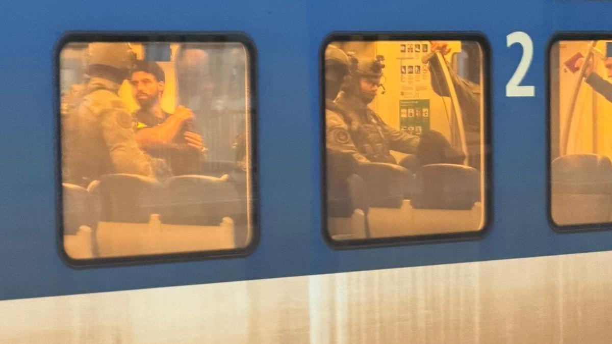 Politie legt trein in Amsterdam-Zuidoost stil na melding over iemand met vuurwapen