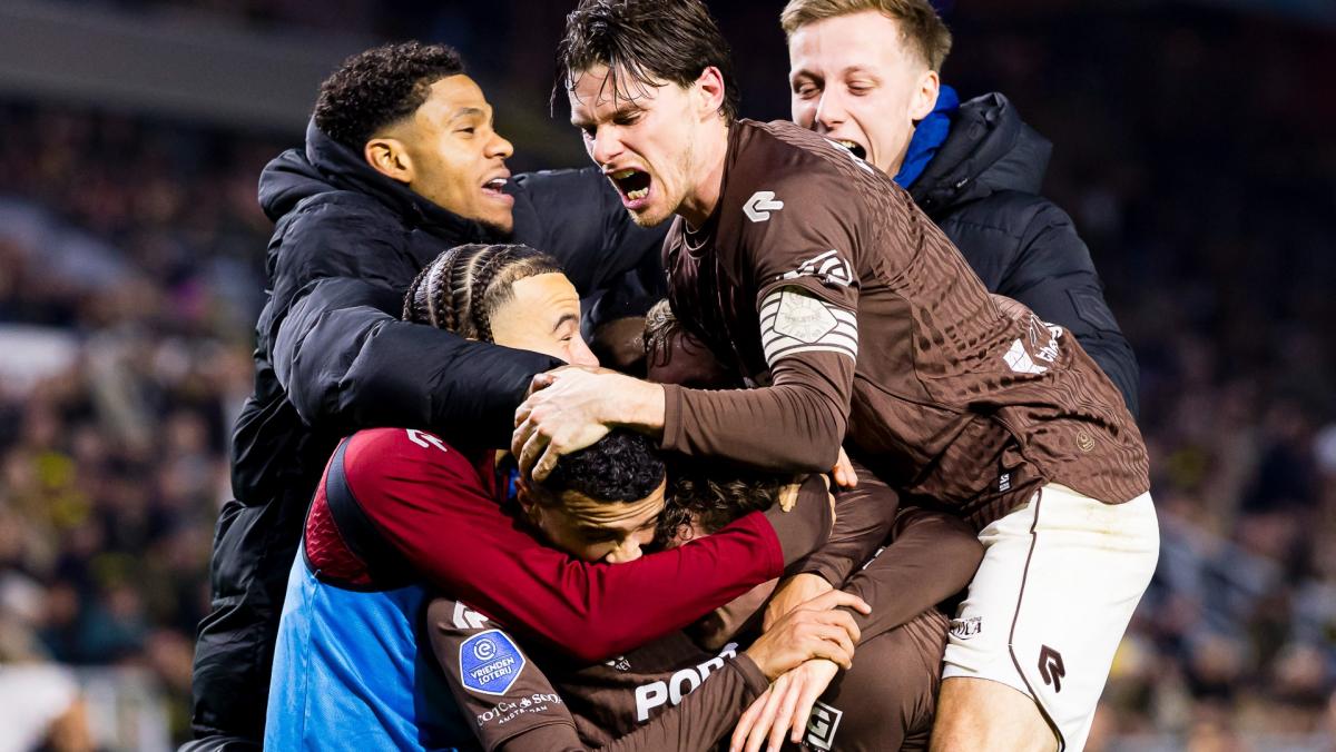 ?? Liveblog: Ajax wil tegen NEC zesde zege op rij • Heet 'Avondje NAC' voor Telstar