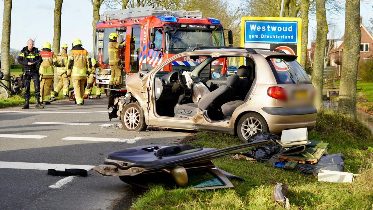 Bestuurder bekneld nadat auto frontaal op losgeschoten aanhanger botst