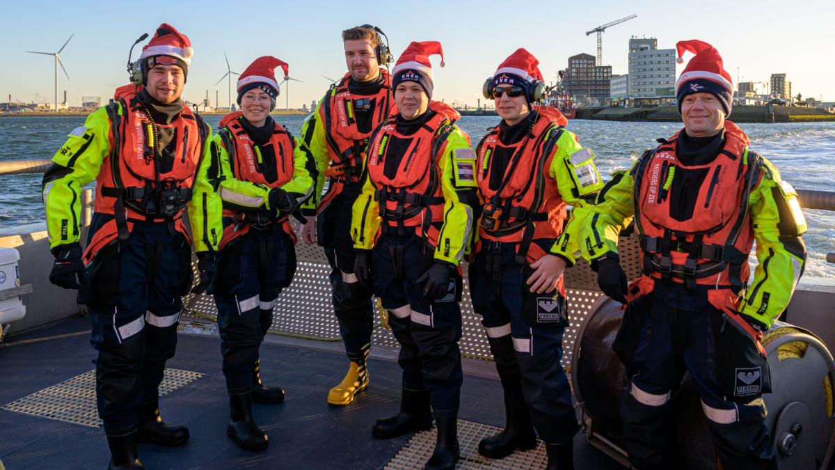 KNRM 'komt niet alleen bij ongevallen' en brengt kerststol naar eenzame zeelui