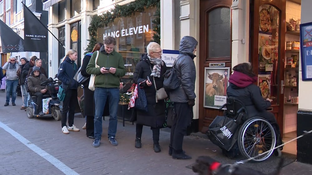Lange rijen door last minute kerstinkopen: "Ben de hele dag al gehaast aan het winkelen"