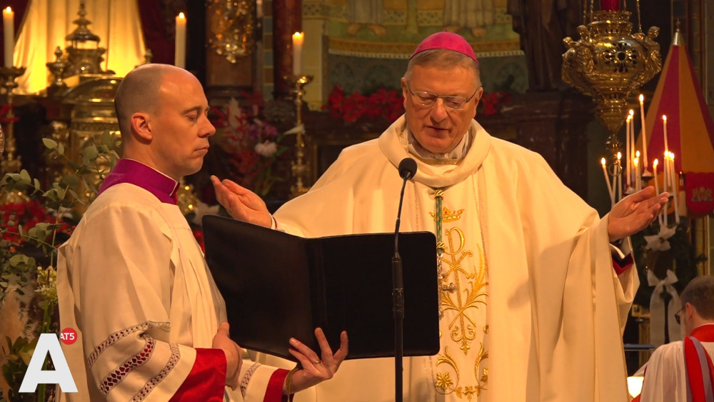 Volle kathedraal tijdens kerstmis: "Je merkt dat mensen houvast zoeken"