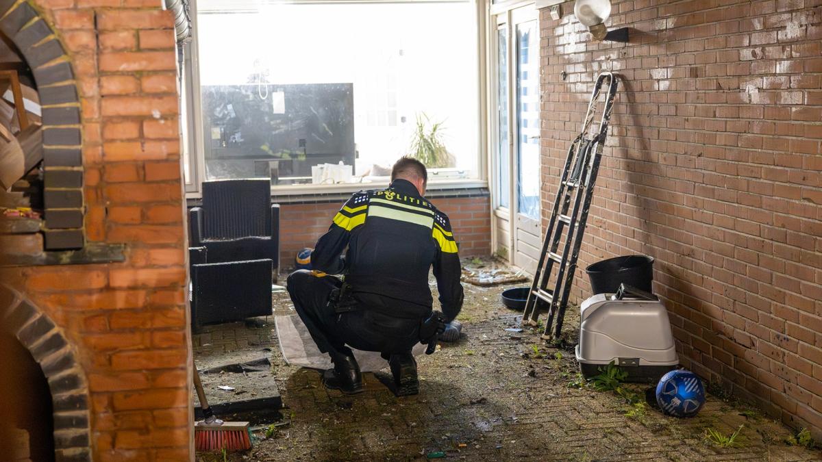 Ramen gesneuveld door explosie in achtertuin Nieuw-Vennep