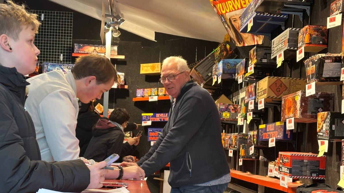 Vuurwerkverkoop piekt: duizenden kopers willen nog één keer knallen