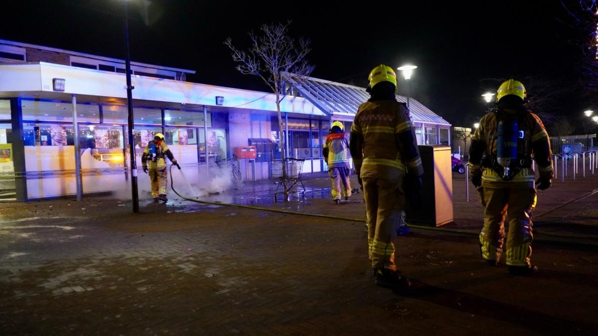 Hulpdiensten beschoten met vuurwerk bij brandje in winkelcentrum