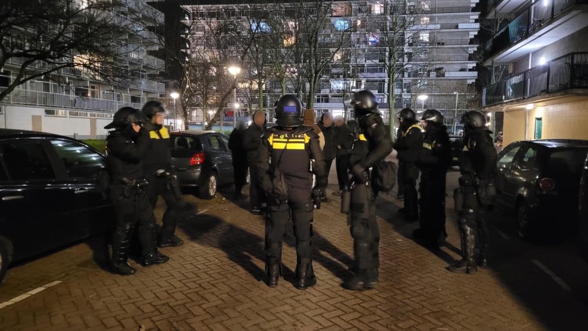 Liveblog Nieuwjaarsdag: ME ingezet in Amsterdam • Man (38) overleden door vuurwerk