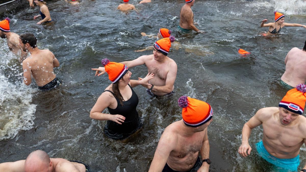 De nieuwjaarsduik in Aalsmeer ging wél gewoon door