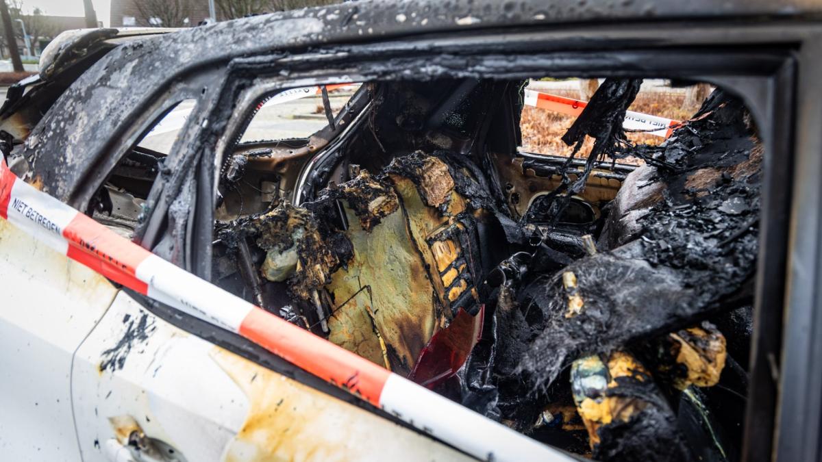 Auto op klaarlichte dag uitgebrand op parkeerplaats Hoofddorp, politie vermoedt opzet