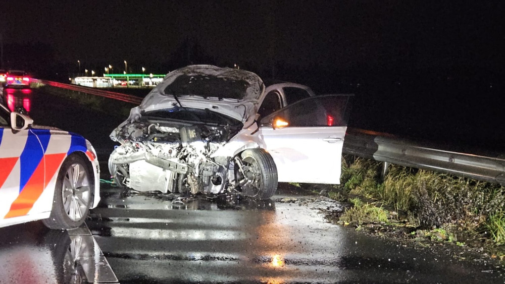 Achtervolging eindigt op A10 Noord na aanrijdingen • Ook morgen honderden annuleringen op Schiphol.
