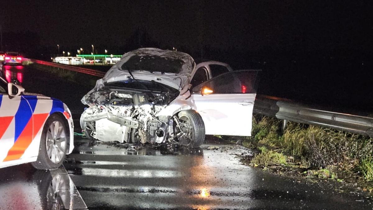 Achtervolging eindigt op A10 Noord na aanrijdingen • Ook morgen honderden annuleringen op Schiphol
