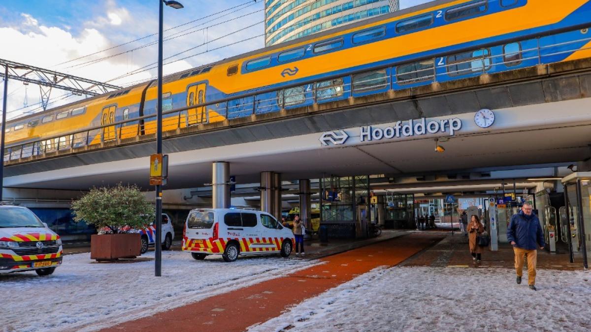 Treinverkeer van, via en naar Hoofddorp plat door fatale aanrijding op spoor