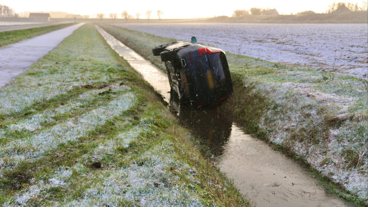 Ongelukken door gladheid: auto in sloot op Texel, flinke schade in Haarlem