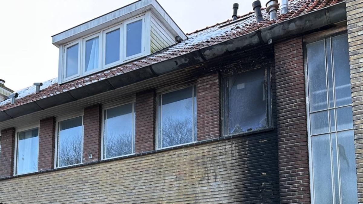 Bewoner geschrokken van explosie en brand bij voordeur: 