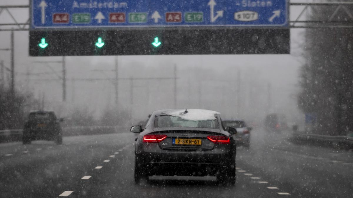 Code geel morgen om gladheid door sneeuw, Schiphol annuleert 100 vluchten