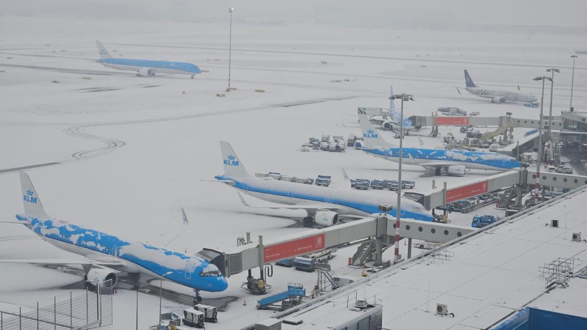 'Honderden' koffers achtergebleven op Schiphol na sneeuwweek