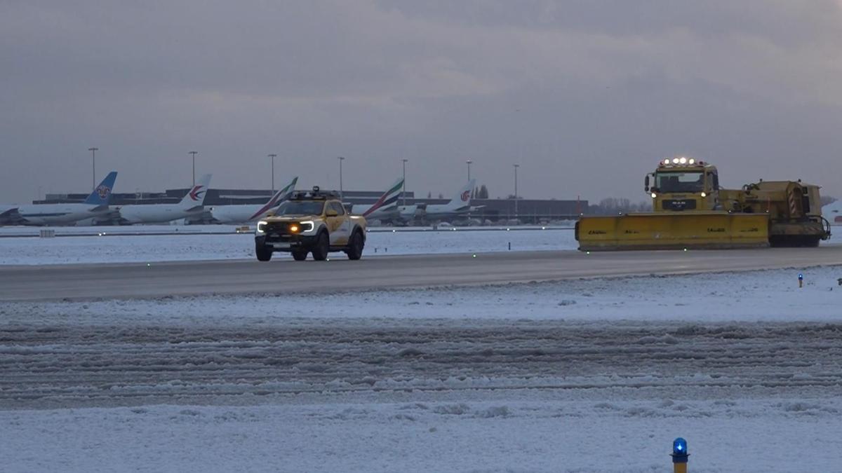 Groot aantal vluchten geannuleerd op Schiphol vanwege verwachte sneeuwval