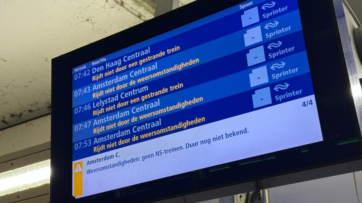 ? Liveblog winterweer: Station Hoofddorp is uitgestorven • Op sommige plekken al druk op de weg door