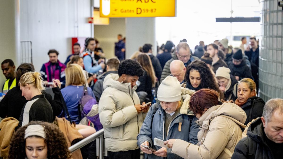 Morgen amper busvervoer en nóg meer Schiphol-vluchten gecanceld