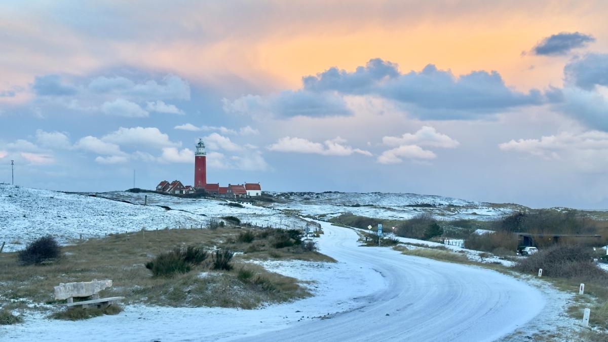 ? Liveblog winterweer: code oranje en sneeuw op Texel • NS-treinen rijden opnieuw aangepaste dienstr