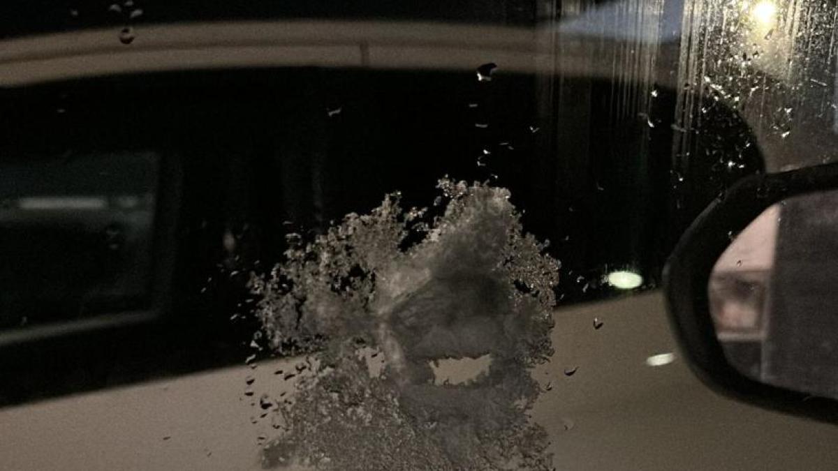 Jongeren gooien sneeuwbal door autoruit vanaf Amstelveens viaduct