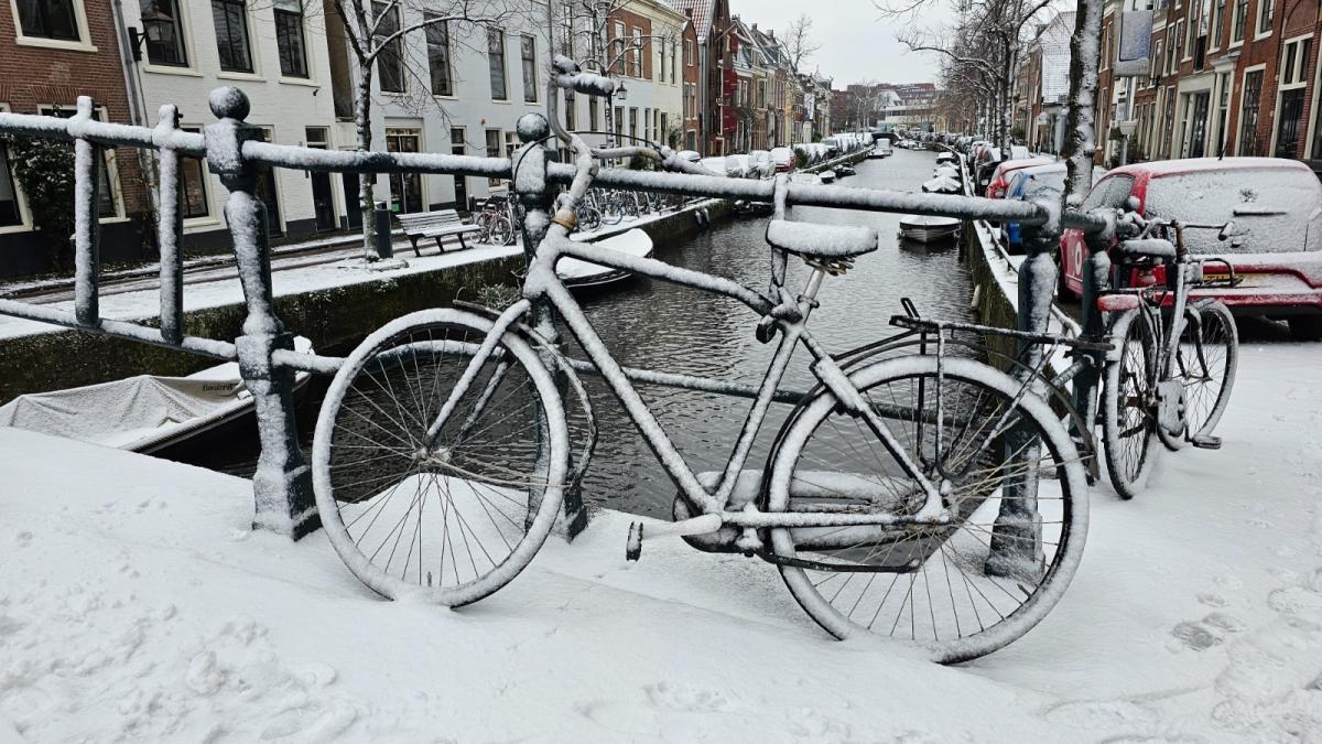 ? Winterweer houdt de regio in z'n greep: Rijkswaterstaat waarschuwt voor gladheid, betere dag verwa