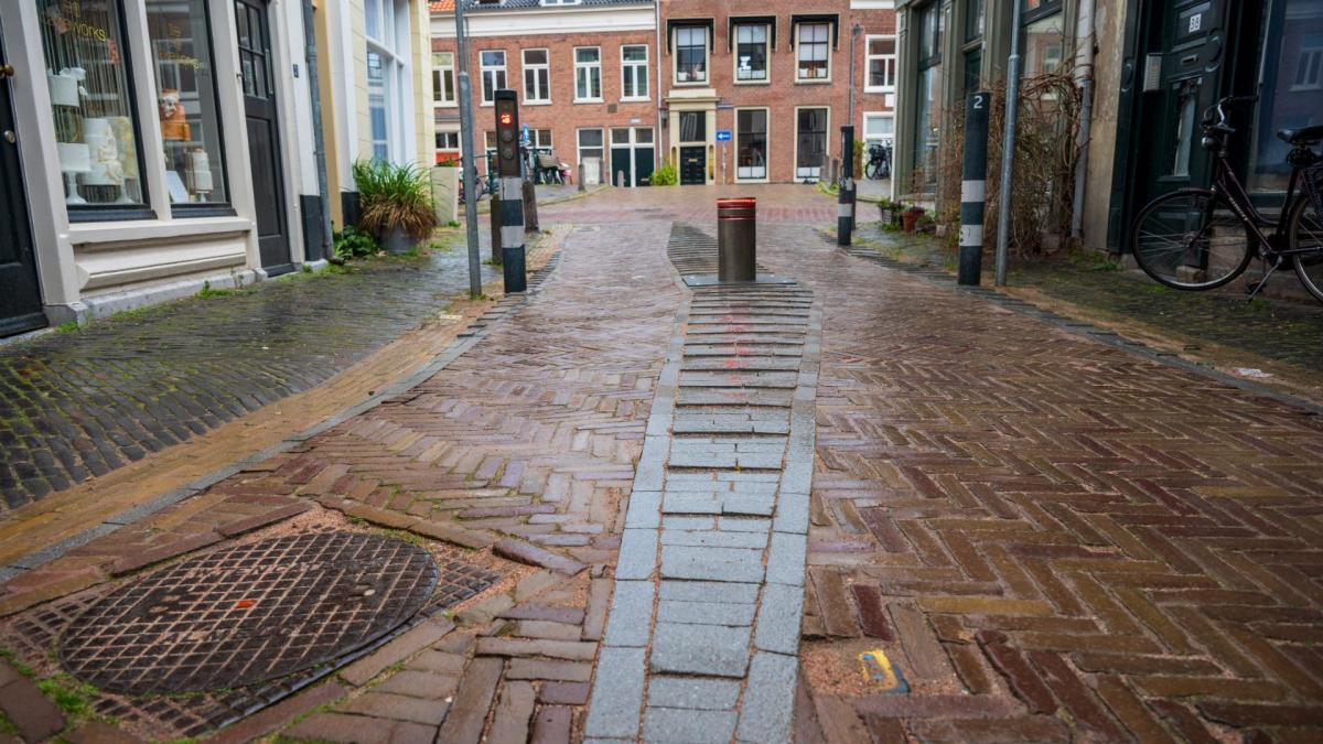 Fietser gewond door ongelijke klinkers voor beweegbare paal