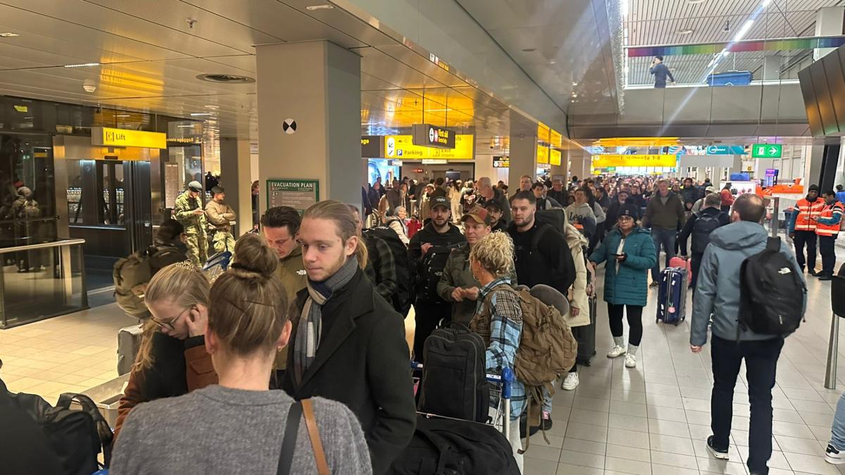 Vluchten op Schiphol als vanouds, aantal mensen op veldbedden