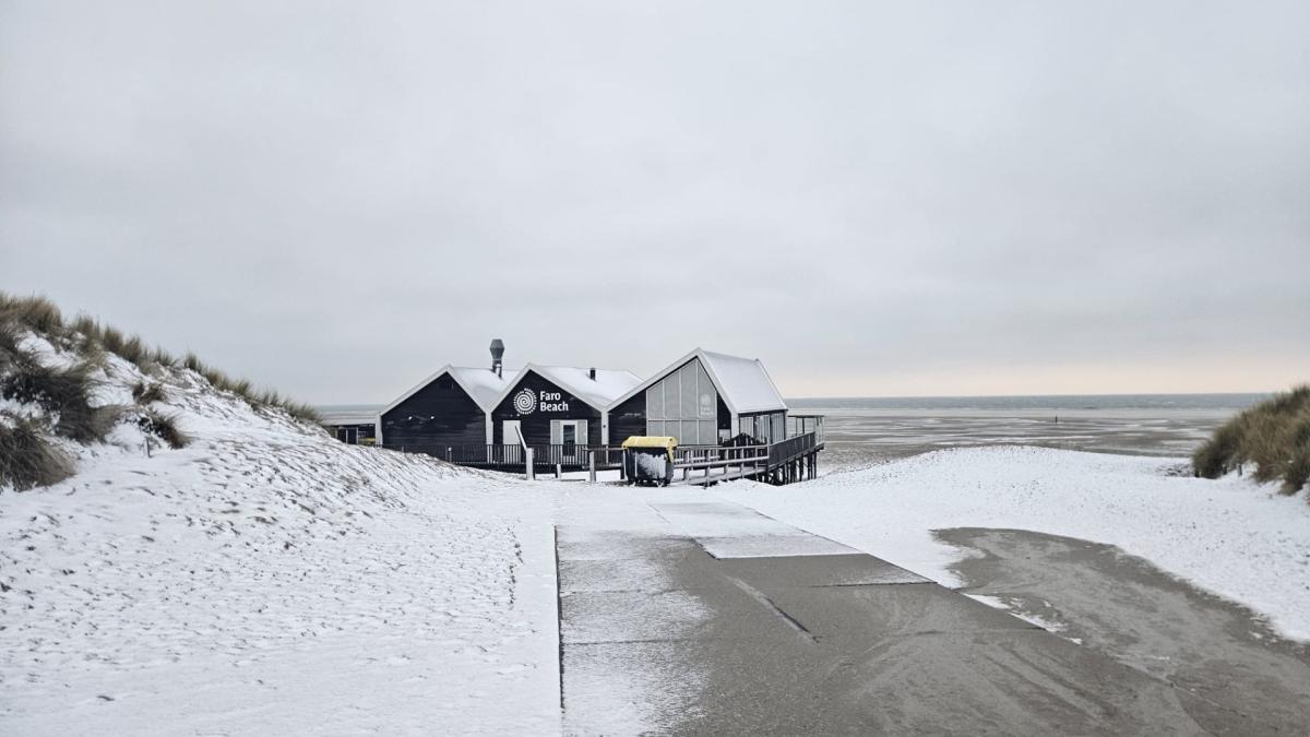 ?? Liveblog: KLM annuleert geen vluchten op zaterdag • Code oranje op Texel verlengd