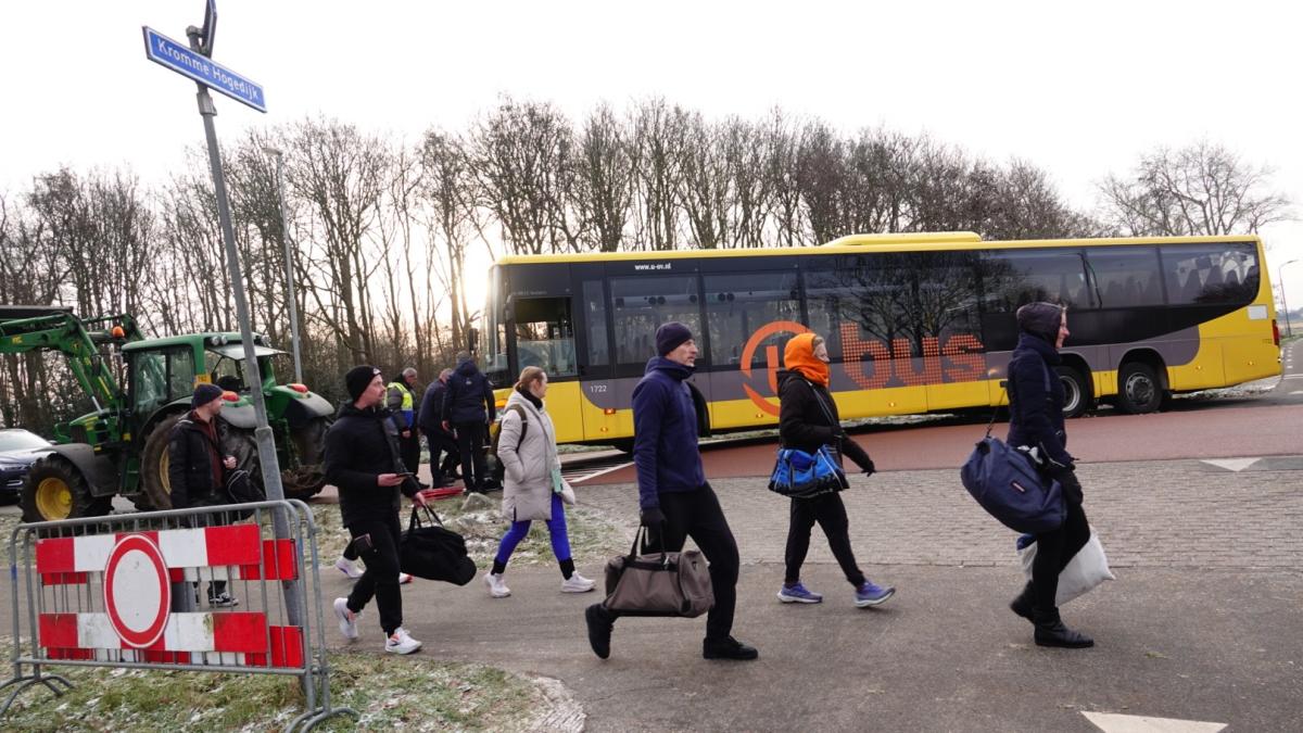 ?? Liveblog Egmond Halve Marathon: pendelbus vastgelopen in berm