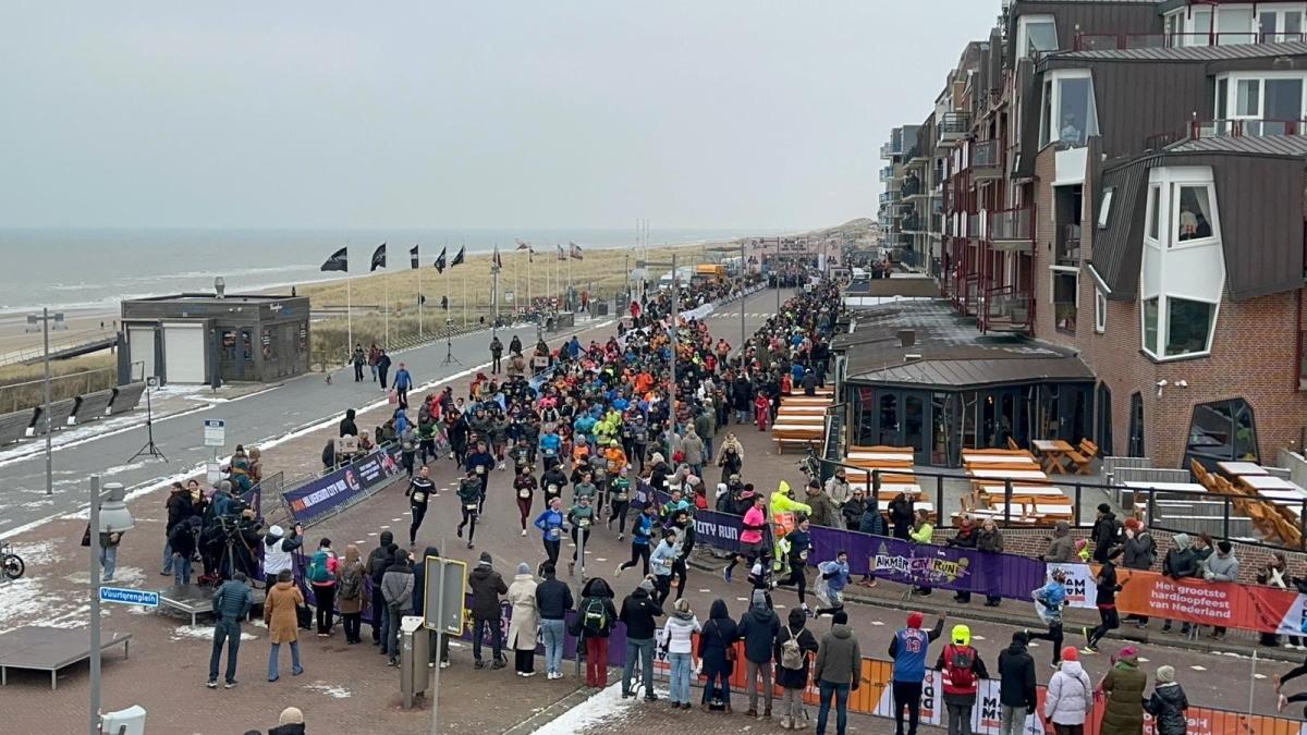 ?? Liveblog Egmond Halve Marathon: kustdorp maakt zich op voor start