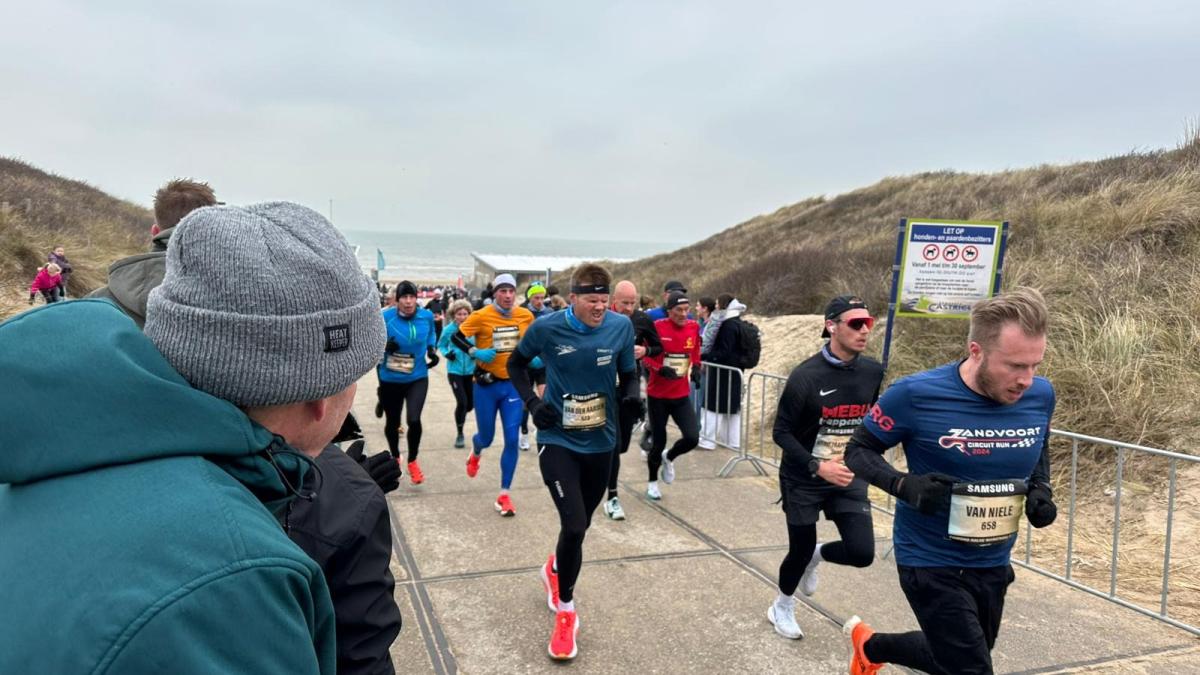 Kijk terug: zo verliep de ijskoude 51e editie van de Egmond Halve Marathon
