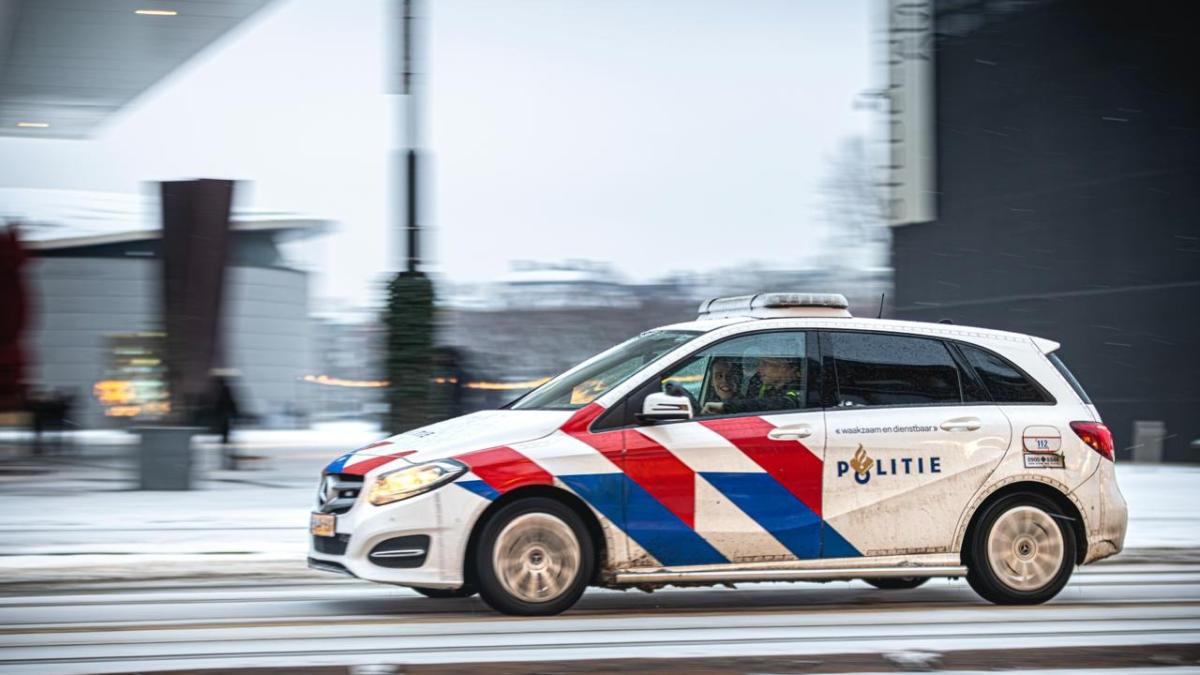 Politieauto met spoed rijdt fietser aan