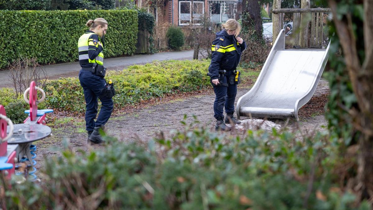 Vrouw loopt brandwonden op door explosie IJmuiden • Explosie bij speeltuin in Heemstede