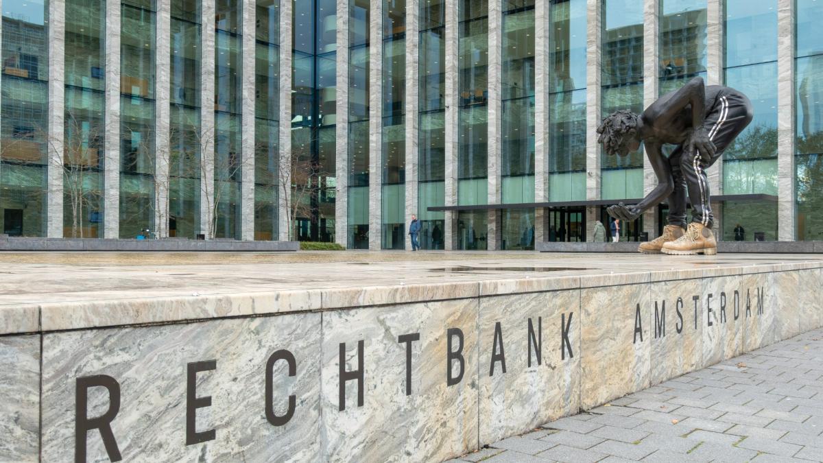 Veroordeelde (17) voor aanslag op bank en geweld in Uithoorn meteen op vrije voeten