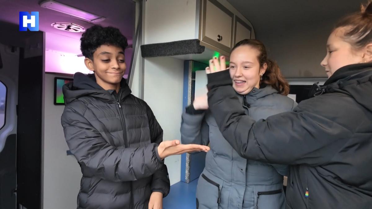 Escape Bus leert Purmerendse scholieren hoe ze zich kunnen wapenen tegen sextortion