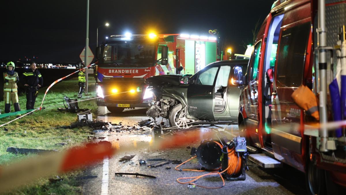 Frontale botsing in Nieuw-Vennep, één gewonde