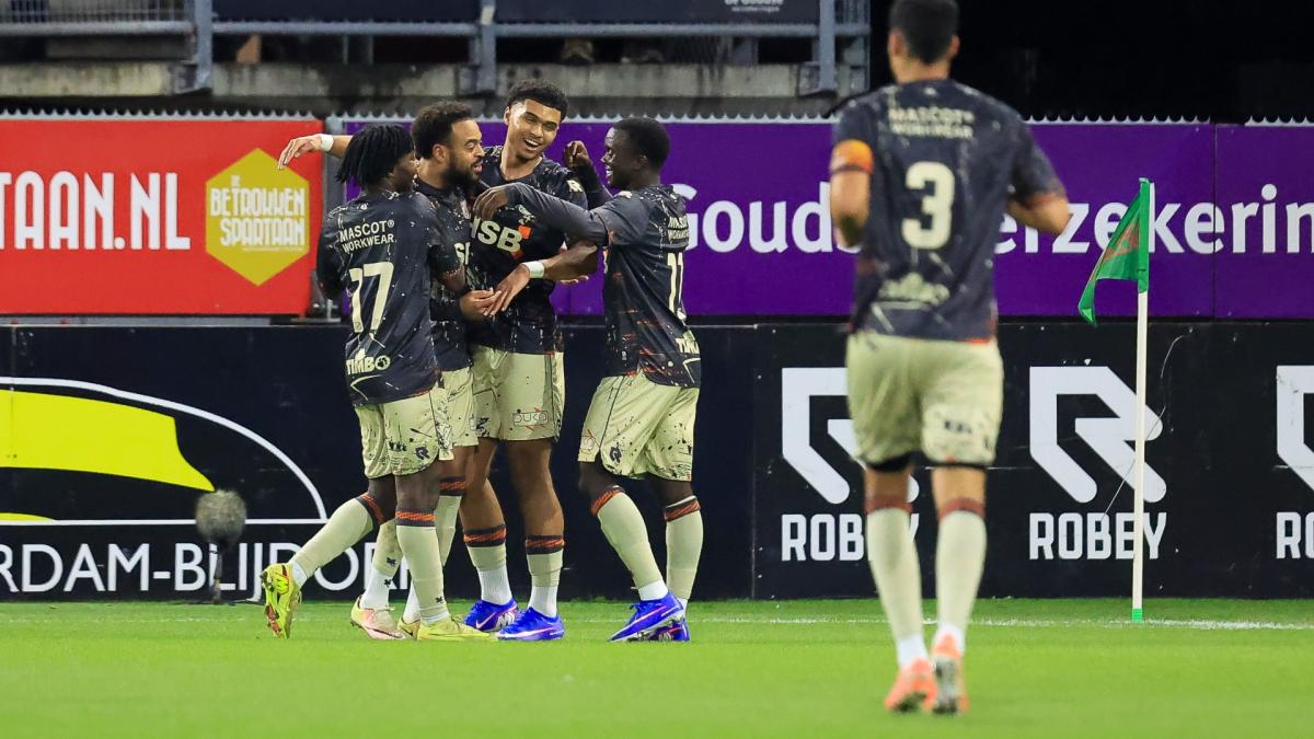 ?? FC Volendam neemt de leiding op bezoek bij Sparta • Kuwas is de maker