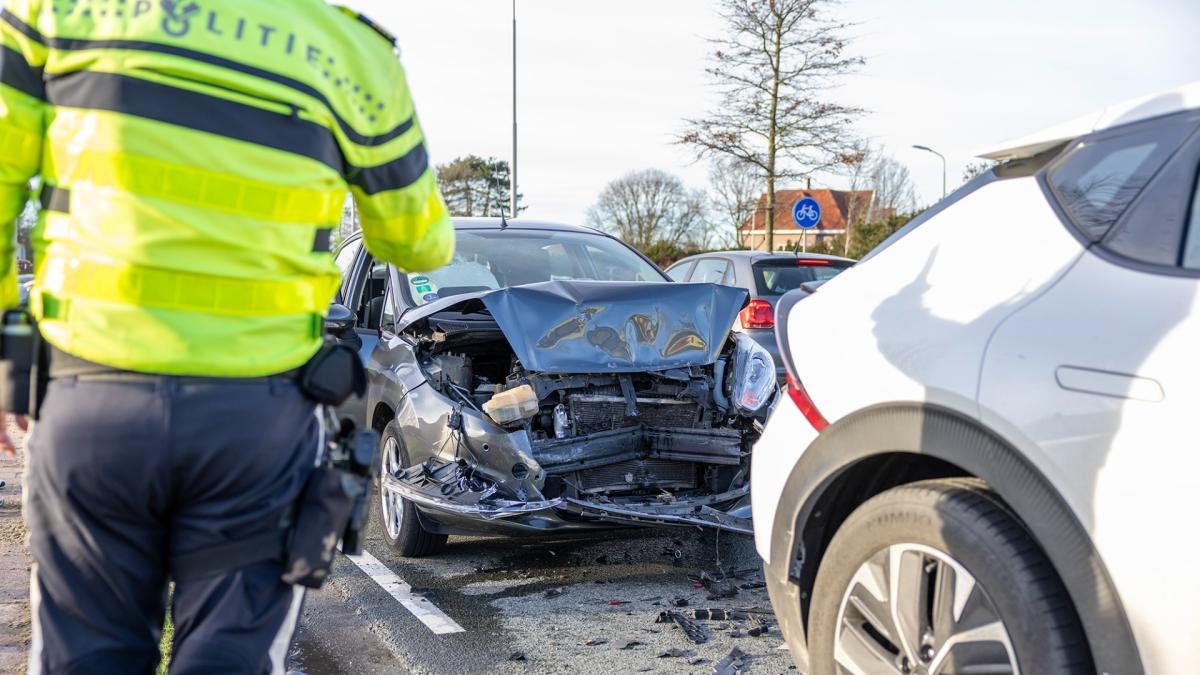 Minderjarige fietser gewond bij aanrijding • Botsing met veel schade tussen drie auto's in IJmuiden