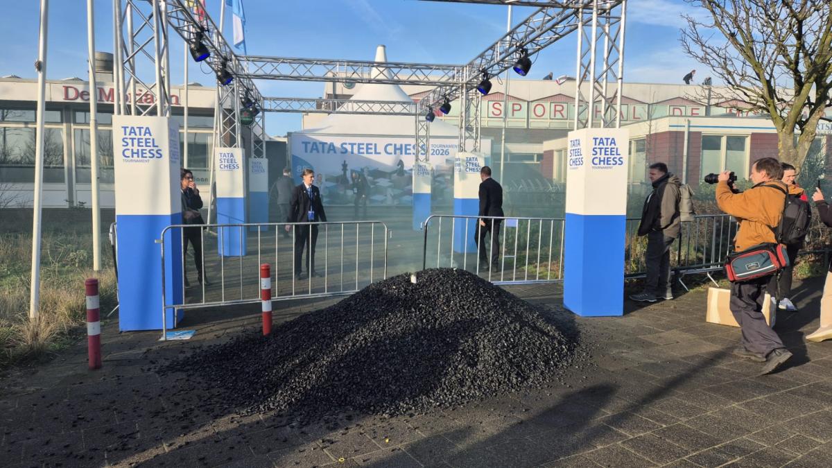 XR blokkeert ingangen schaaktoernooi Wijk aan Zee, dumpt ‘twee ton kolen’