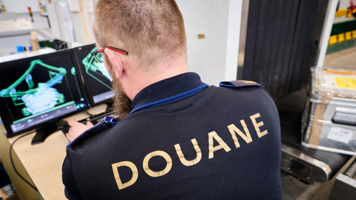 Douane onderschept tonnen winegums en honing op Schiphol: zaten vol met drugs