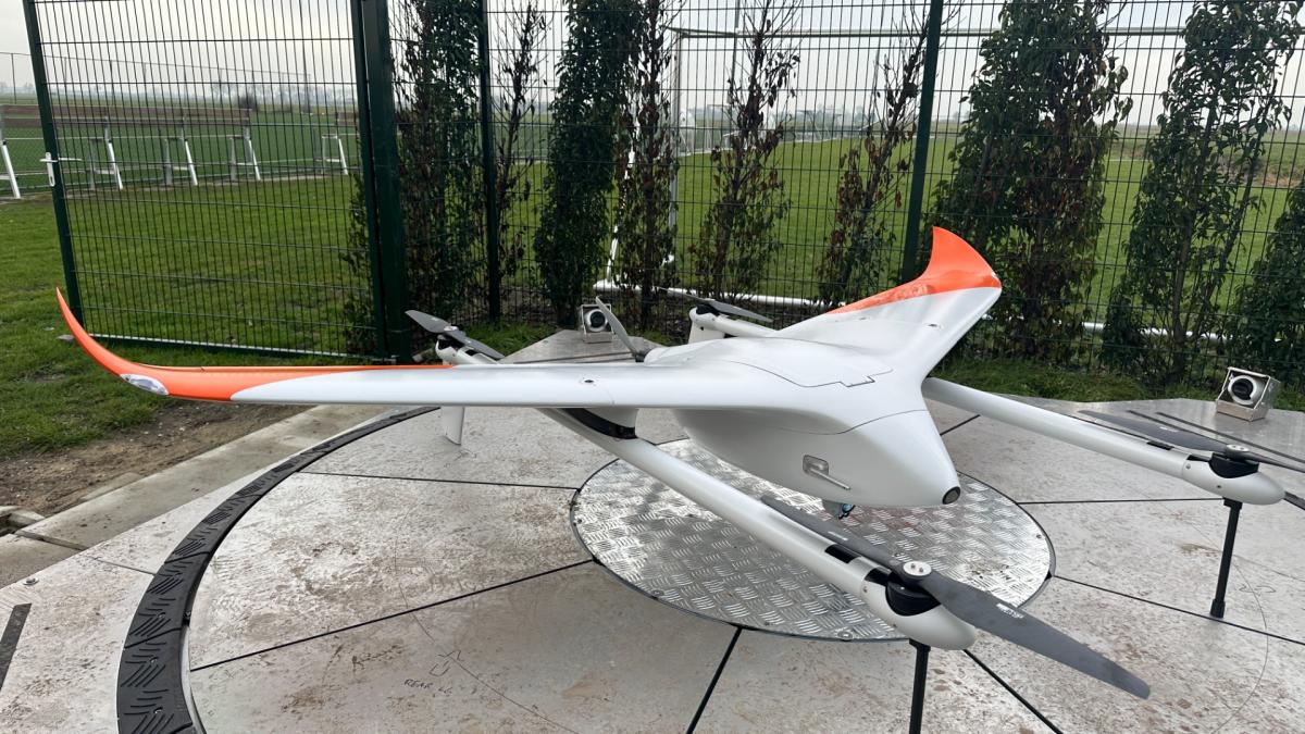 Waarom vliegen deze drones over de weilanden tussen Zunderdorp en Broek in Waterland?